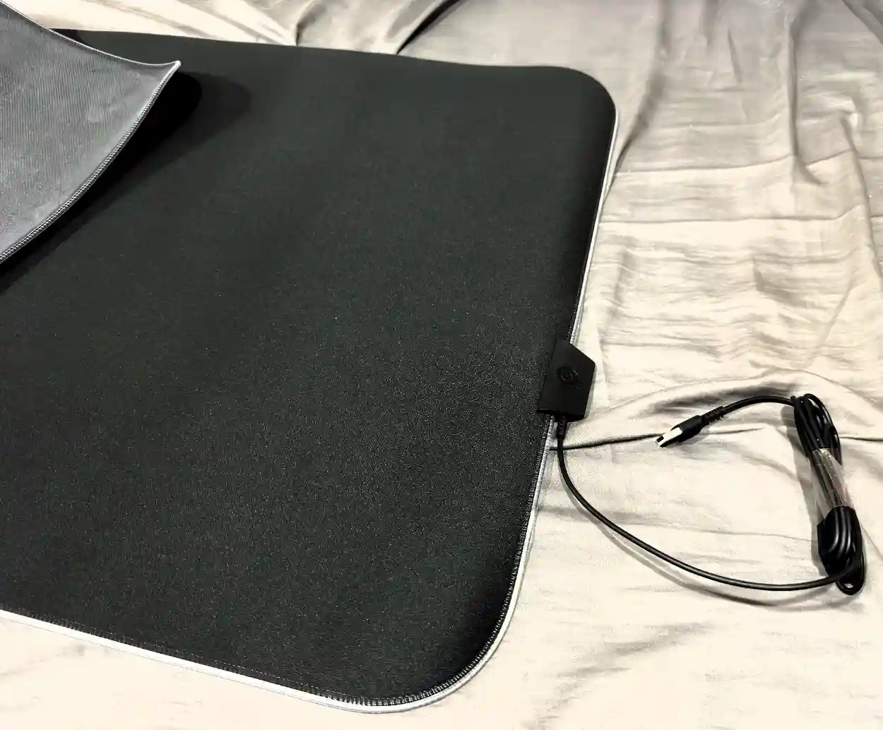 在側邊有 USB 跟發光的裝置