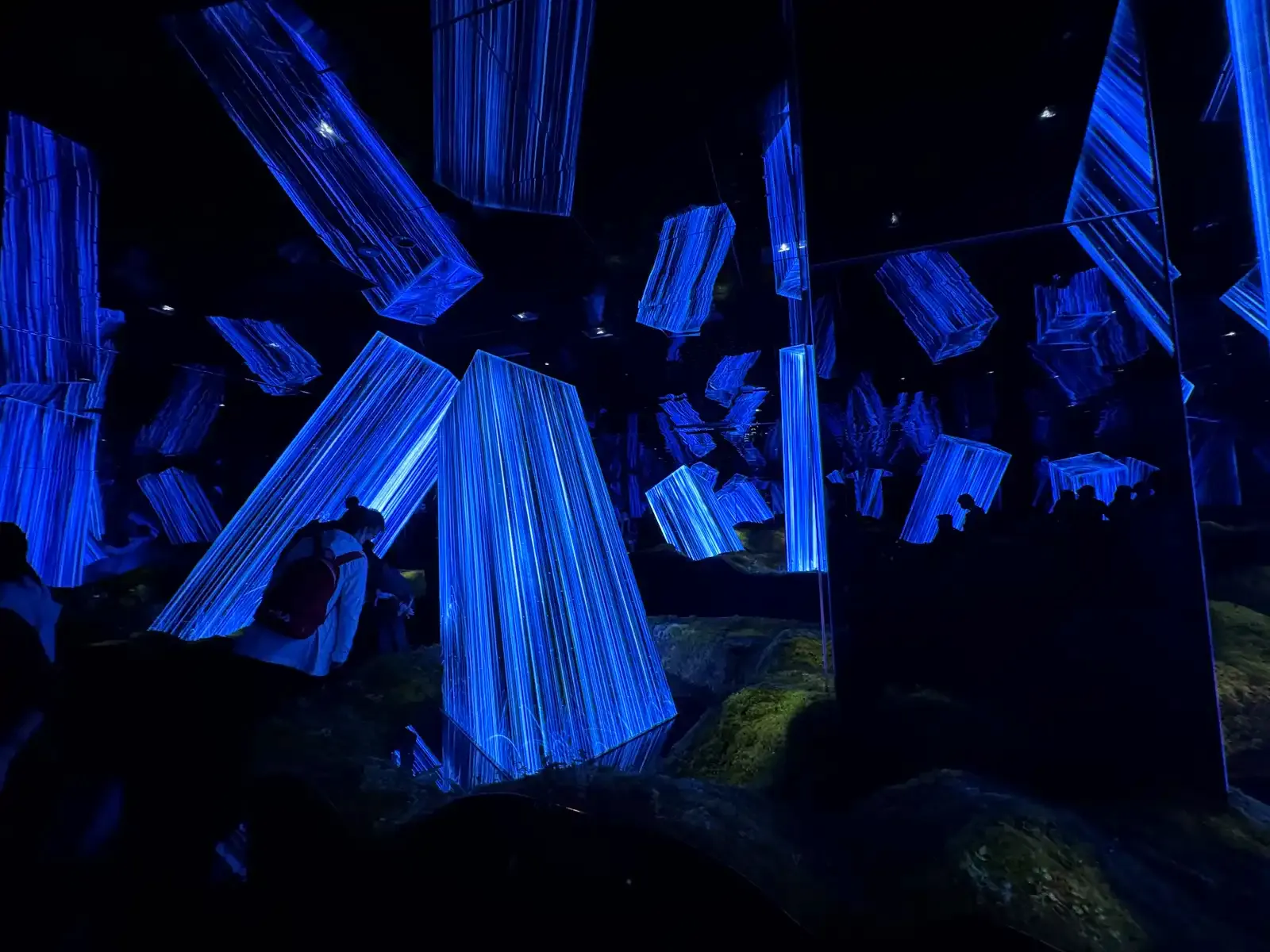 teamLab 裡漂浮的藍色光影