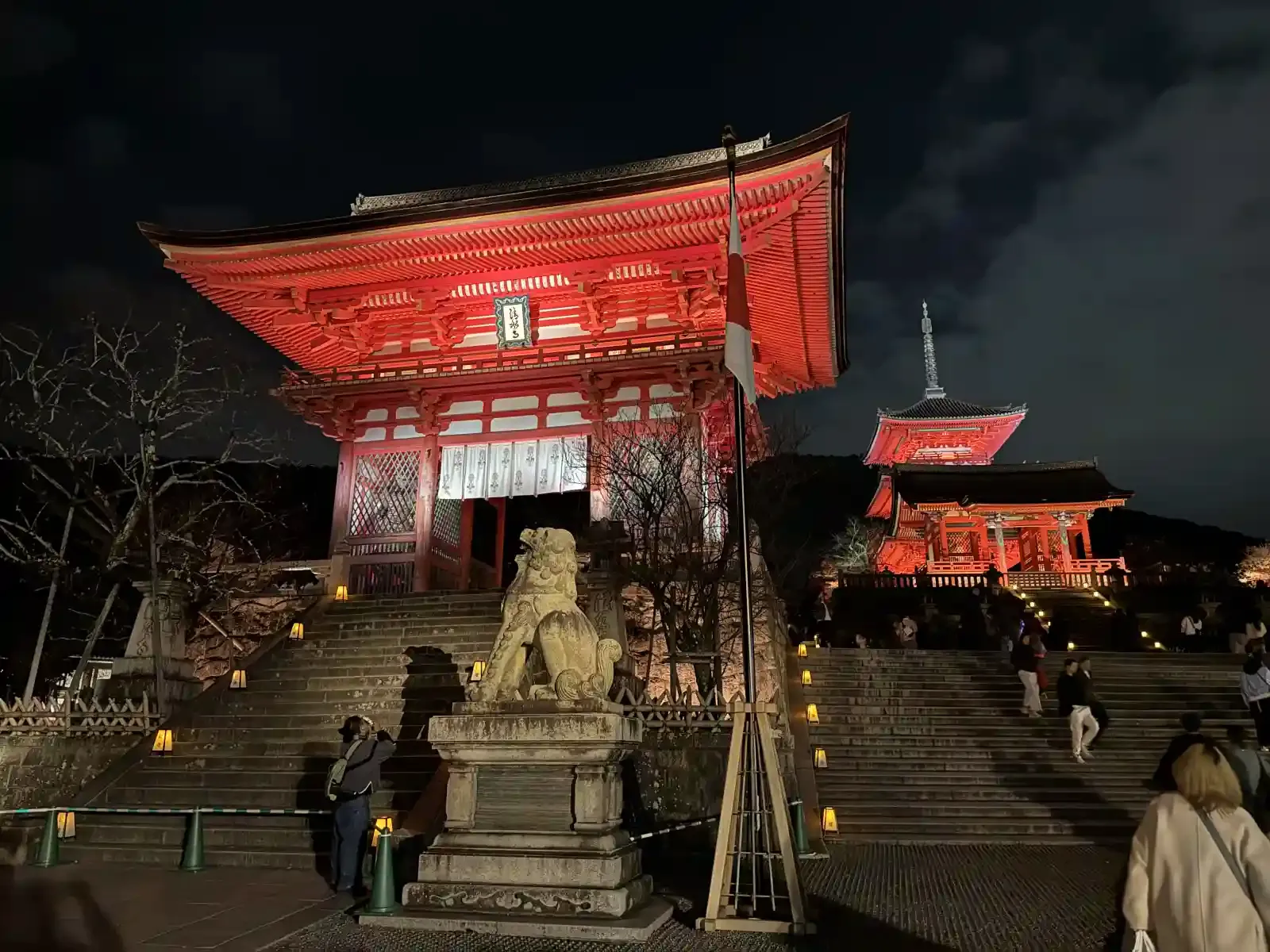 夜間點燈的清水寺仁王門