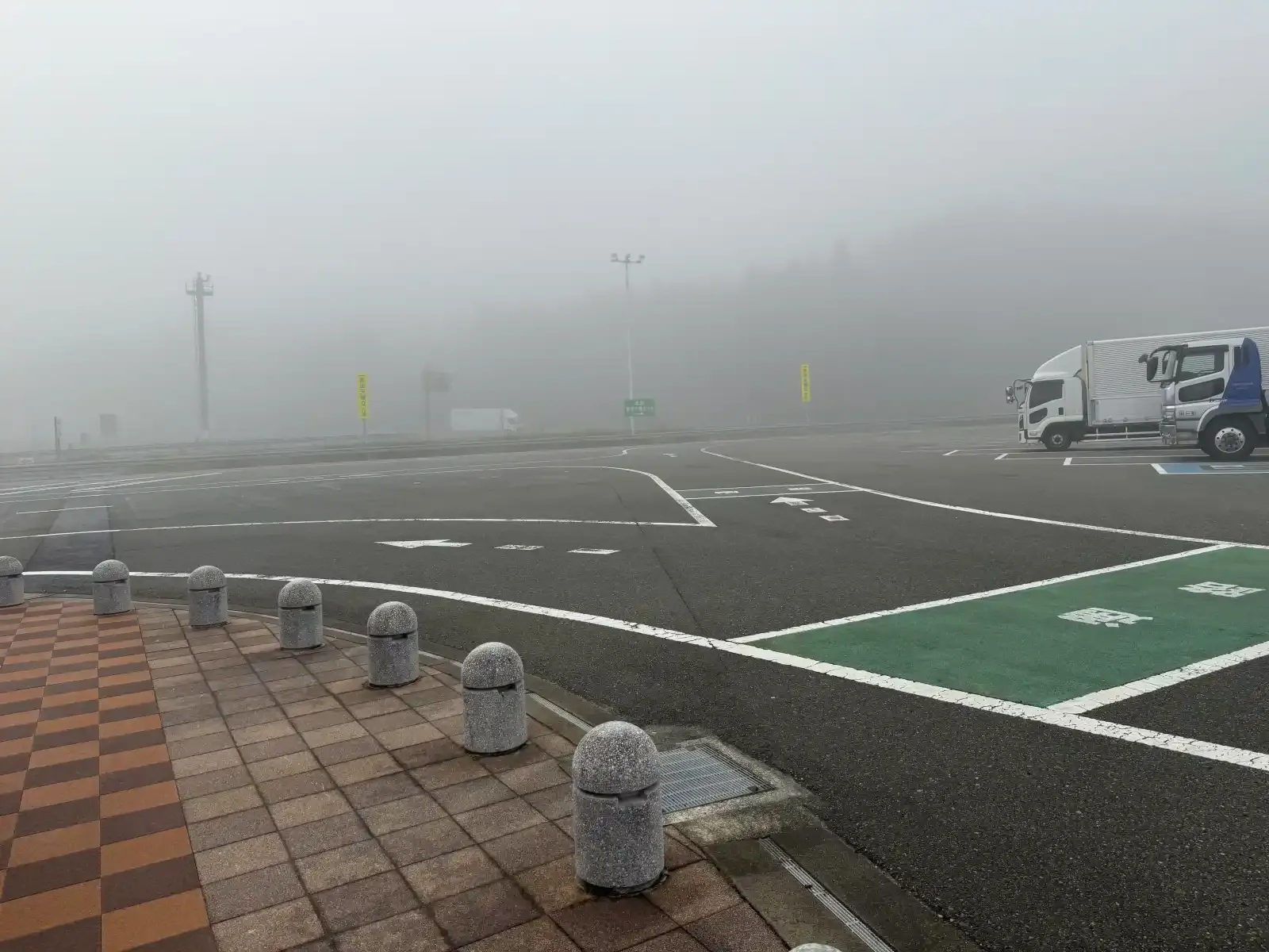 被濃霧包住的休息站