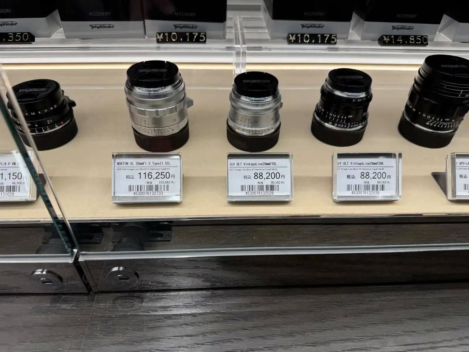 相機店櫃子裡的二手鏡頭