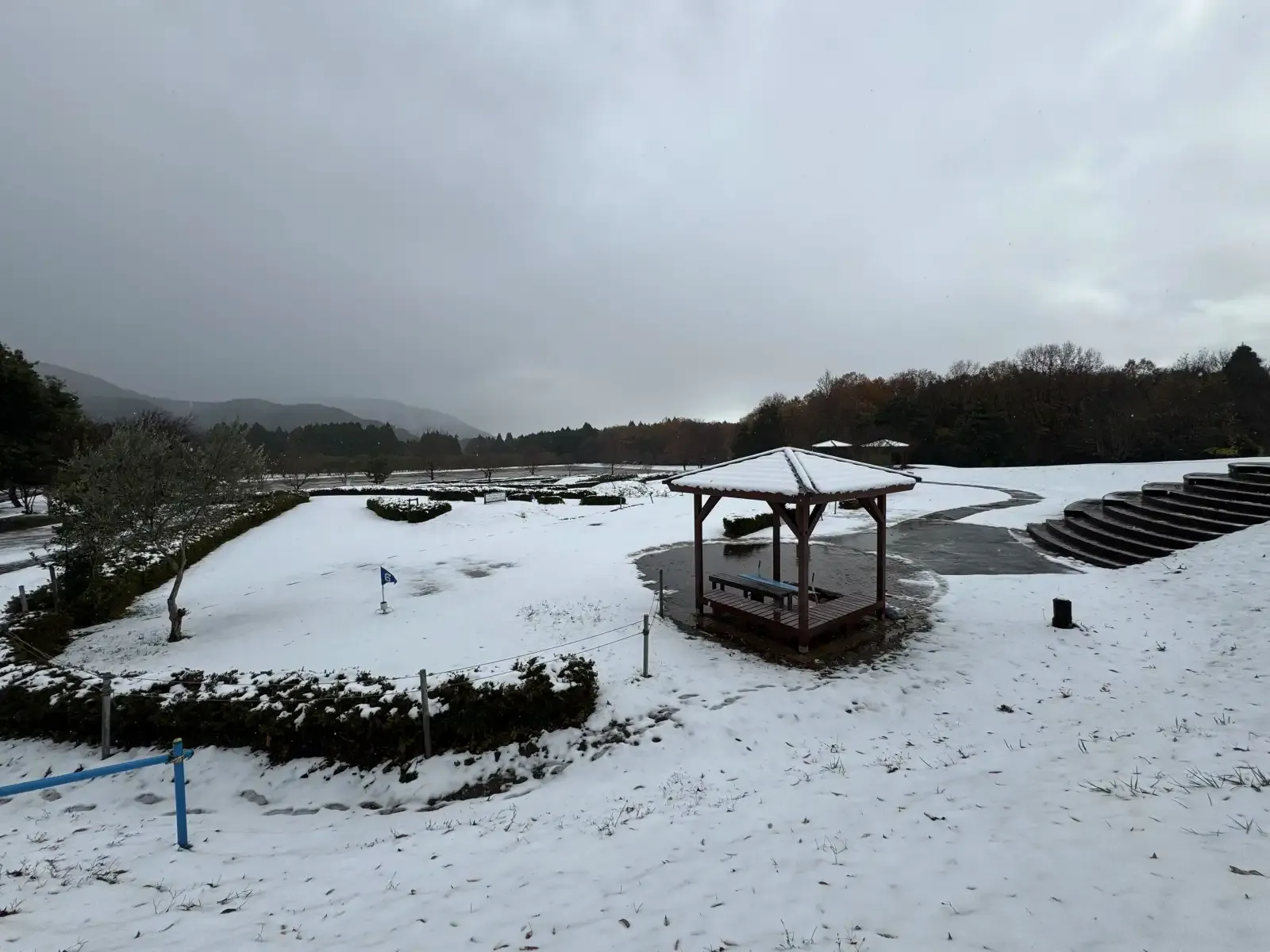 被白雪覆蓋的山間庭園