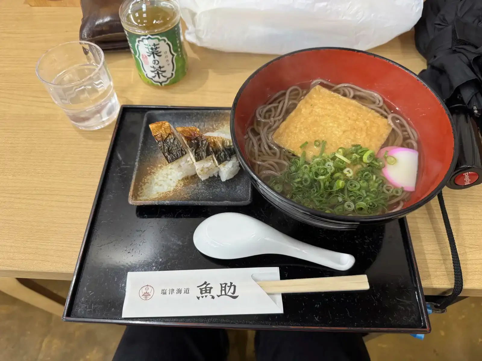 午餐的蕎麥麵與烤鯖魚壽司