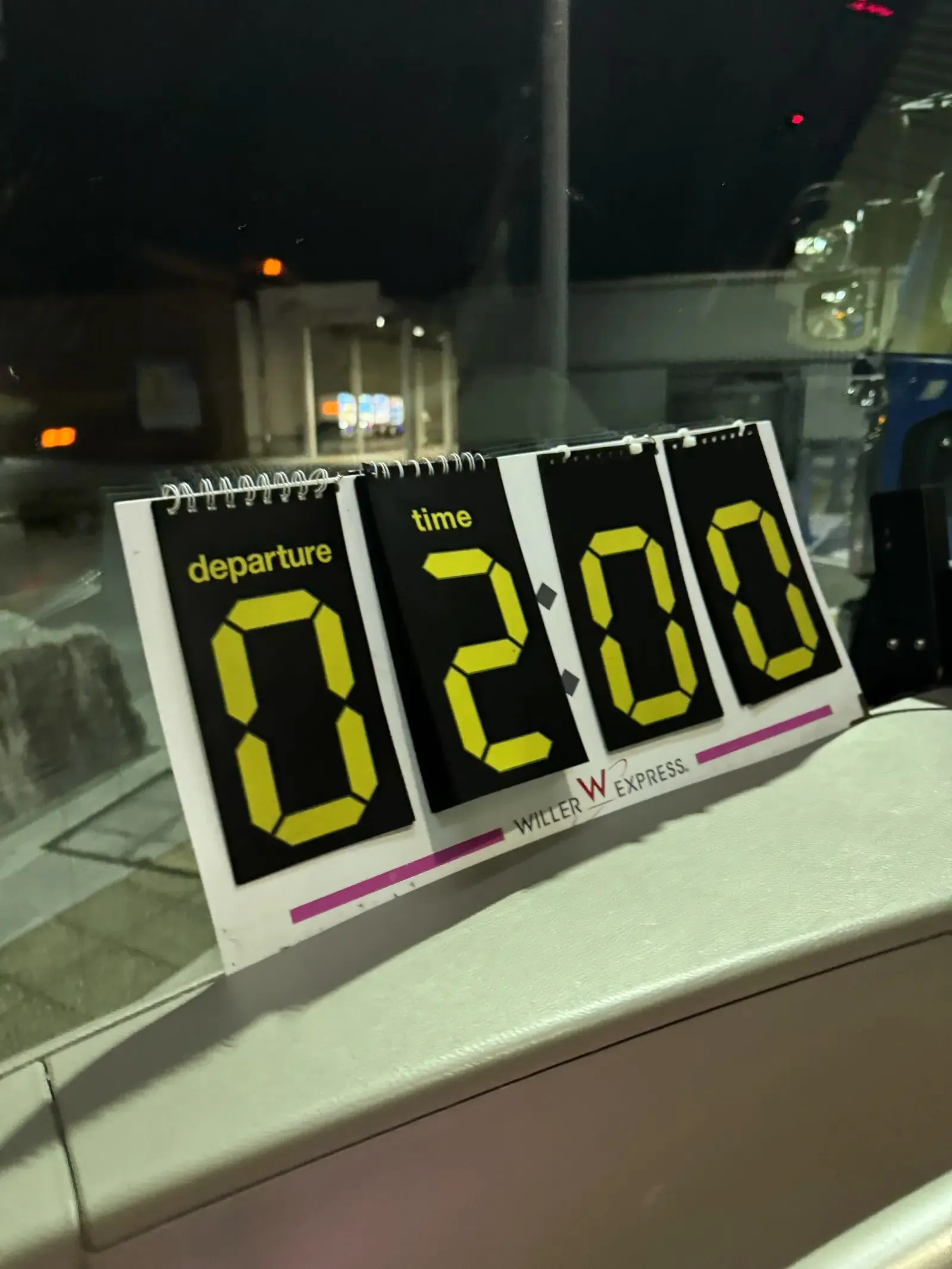 過夜巴士休息站的凌晨兩點發車牌