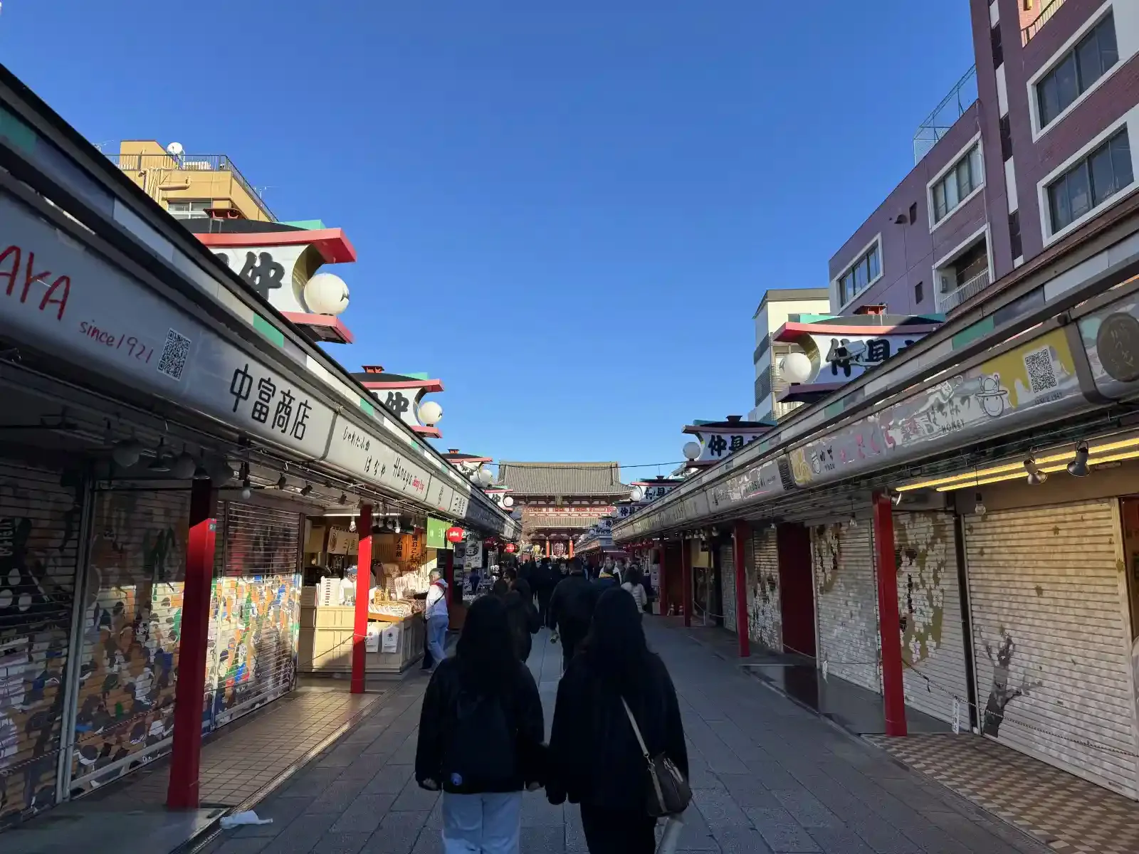 清晨還沒開店的仲見世通