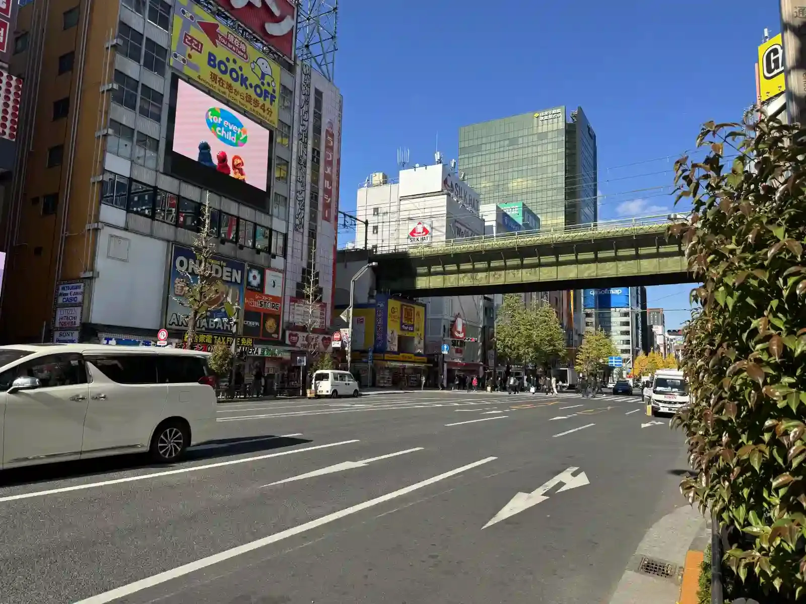 秋葉原高架橋旁的街景
