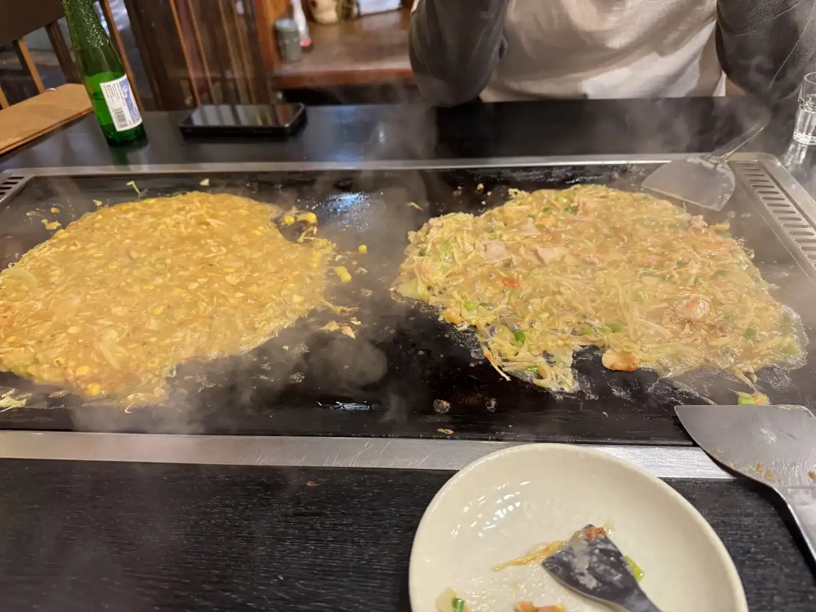 在鐵板上慢慢煎的文字燒