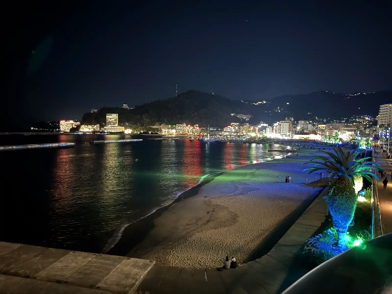 煙火開始前的熱海海岸