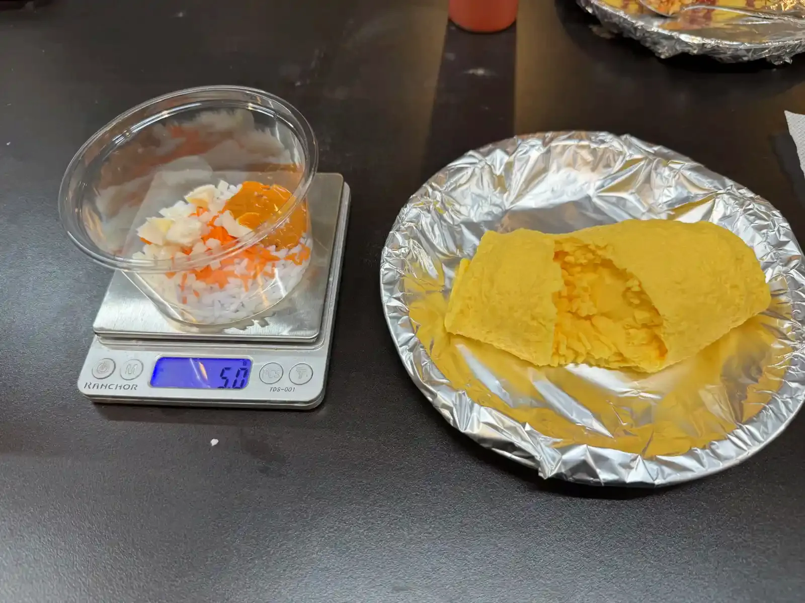 準備組合蛋包飯模型的配料