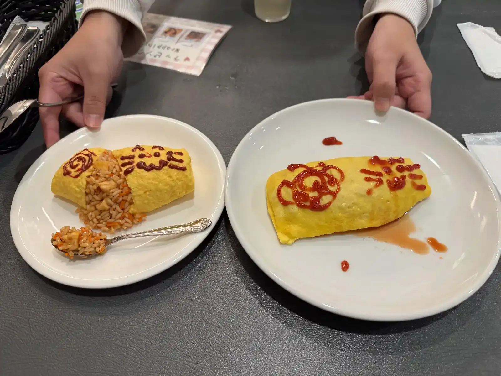 完成後畫上圖案的蛋包飯模型