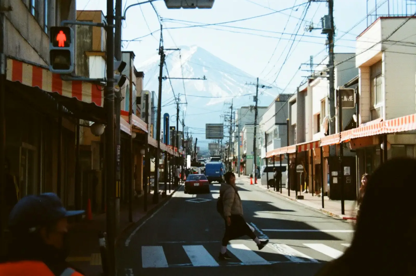 穿過街道時看見的富士山