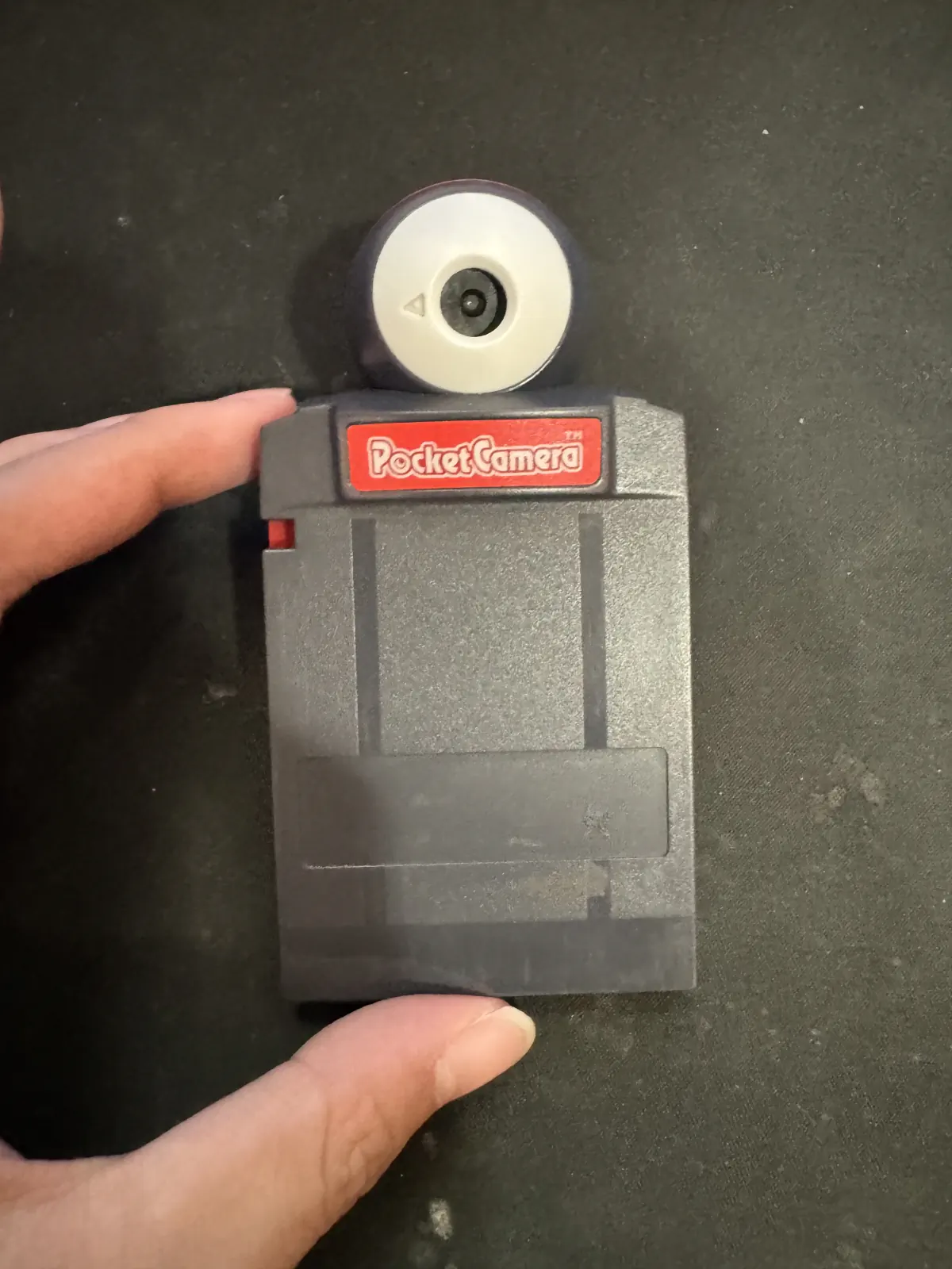 Game Boy Camera 正面,可以看到上方的旋轉鏡頭
