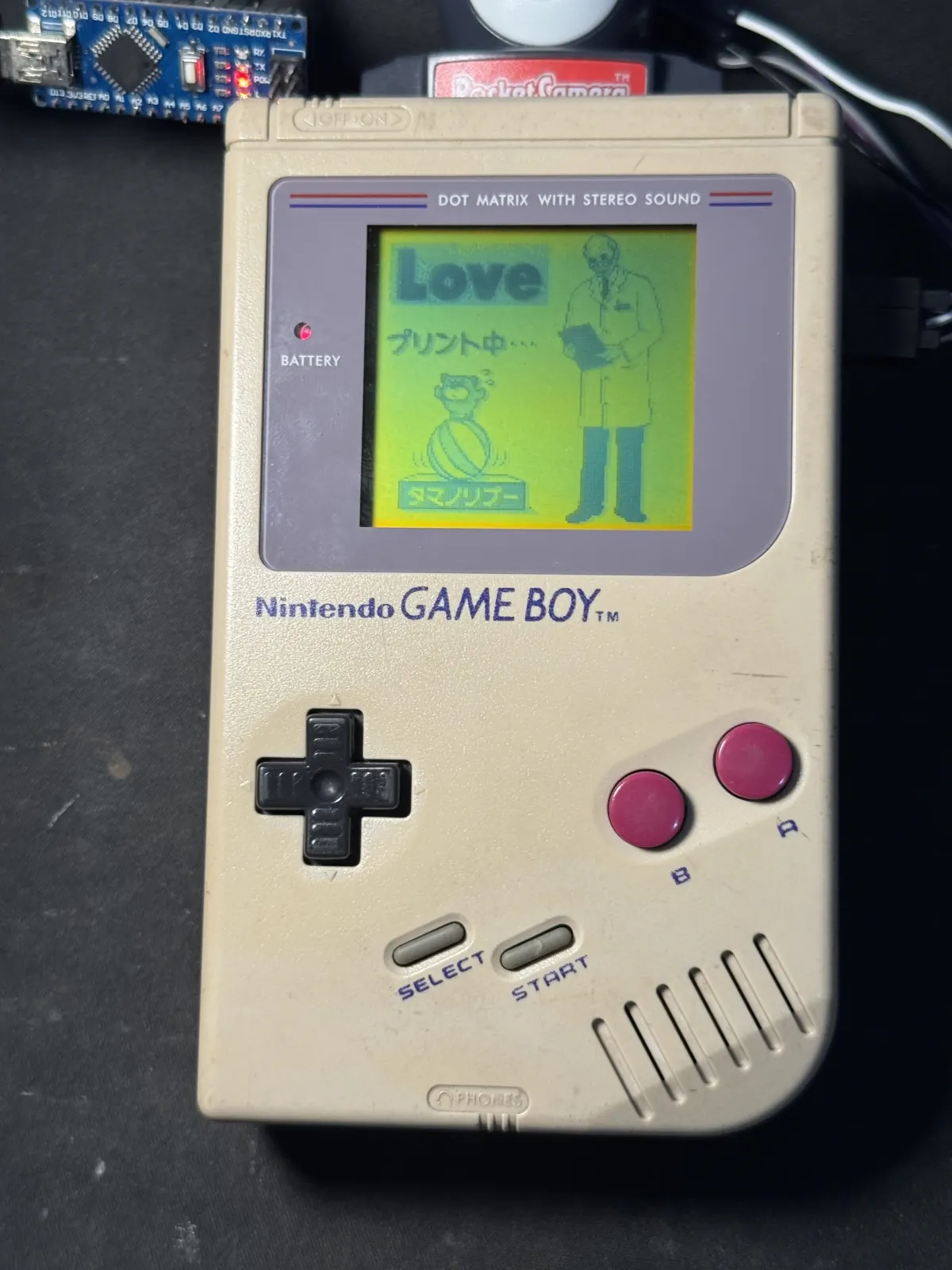 Game Boy Camera 顯示列印中的動畫,此時 Arduino 正在接收圖片資料